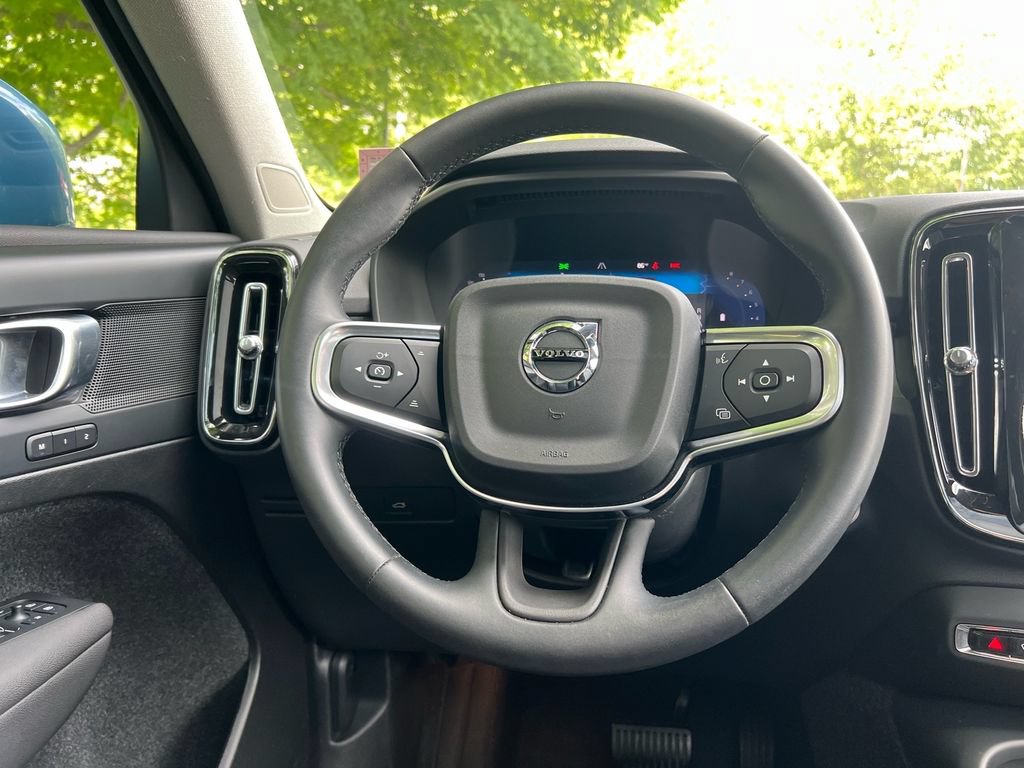 Certified 2025 Volvo XC40 B5 Core AWD/4WD image 25