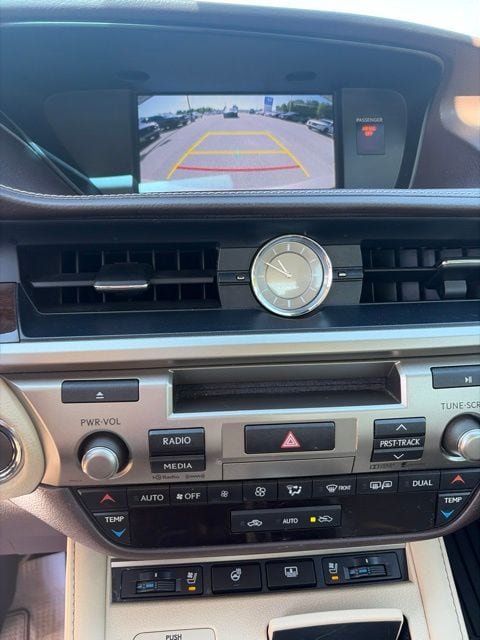 Used 2016 Lexus ES 350 w/ Luxury Package w/Wood Trim FWD image 11