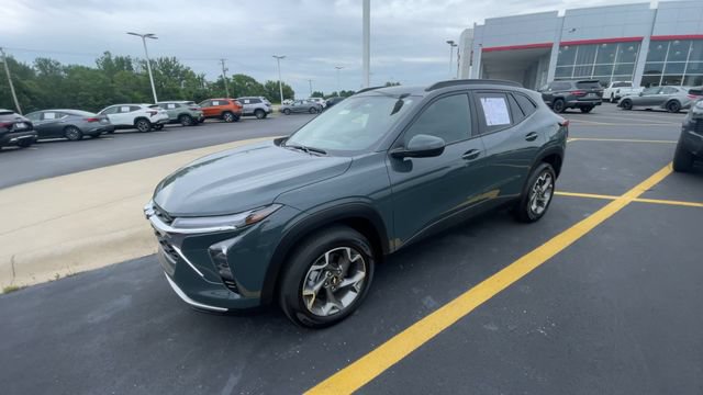 Used 2025 Chevrolet Trax LT FWD image 6
