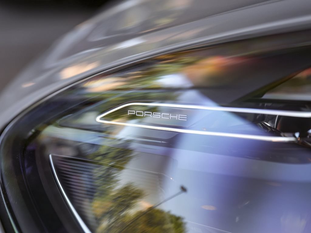 New 2025 Porsche Macan AWD/4WD image 12