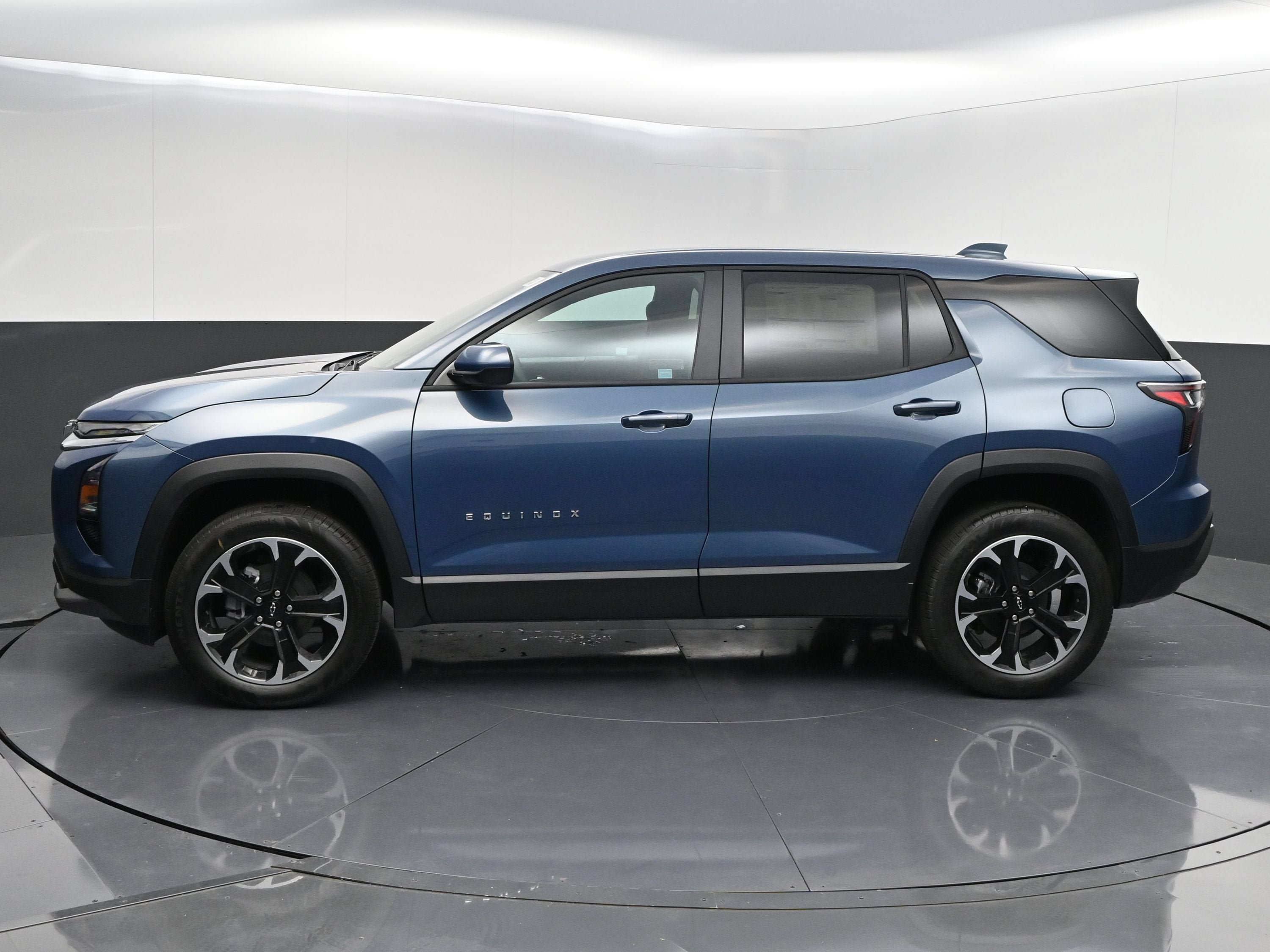 New 2027 Chevrolet Equinox LT w/ Convenience Package II FWD image 5
