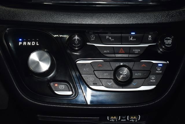 Certified 2025 Chrysler Pacifica Select image 18