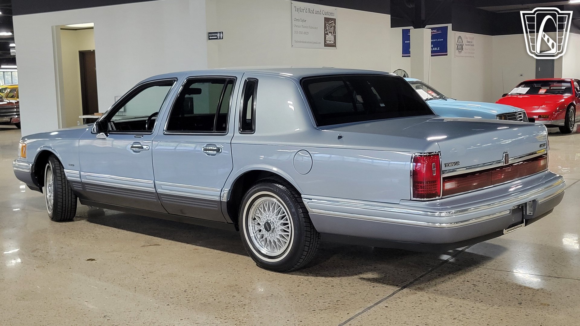 Used 1993 Lincoln Town Car Signature RWD image 28