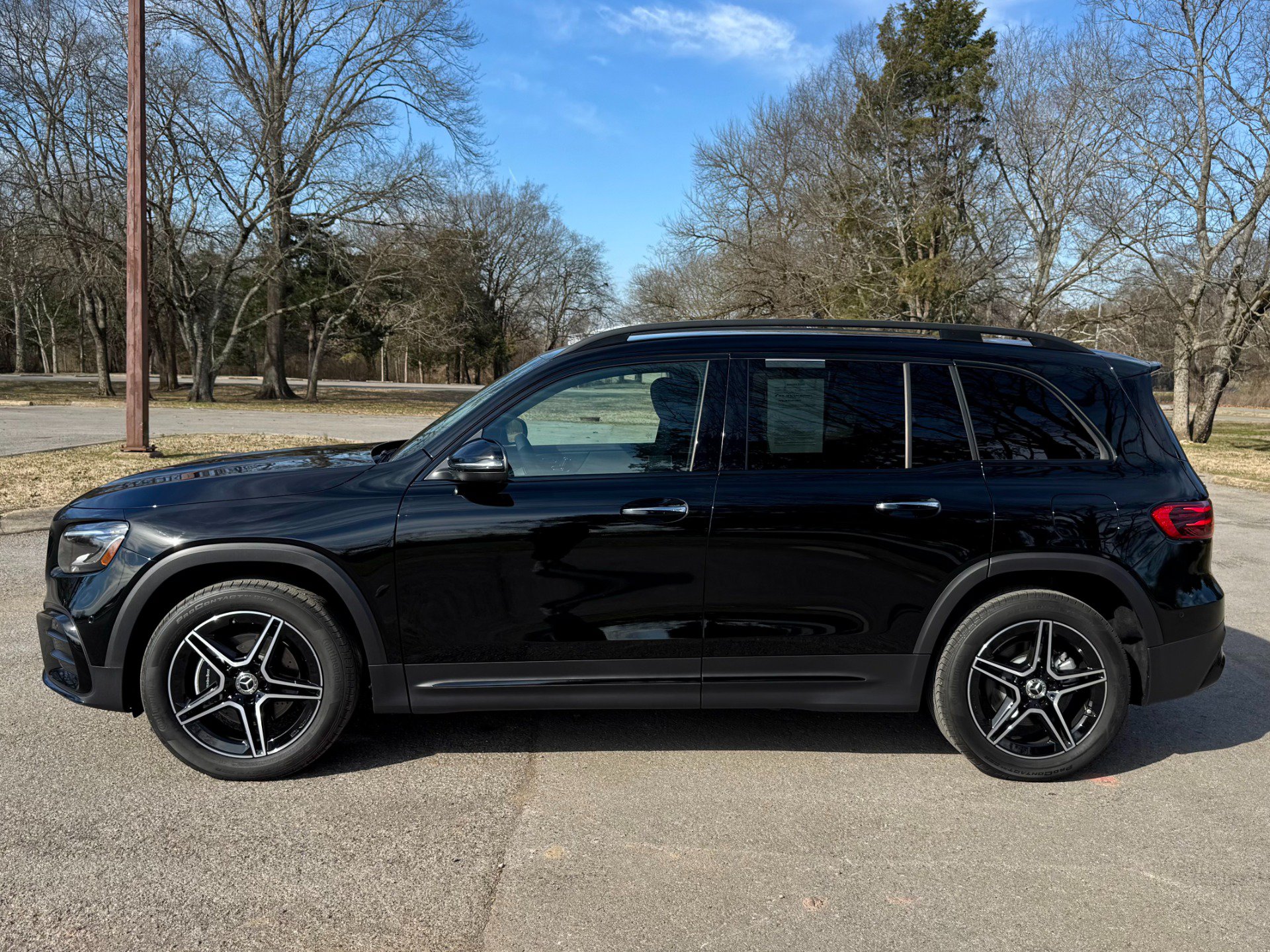 Used 2025 Mercedes-Benz GLB 250 w/ AMG Night Package image 8