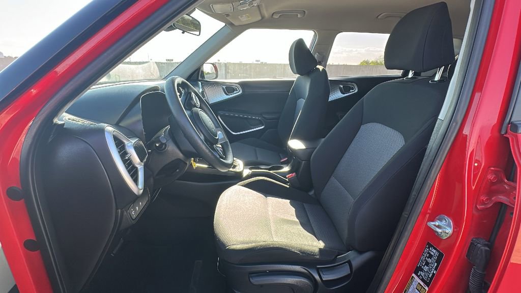 Used 2025 Kia Soul LX w/ LX Technology Package FWD image 4