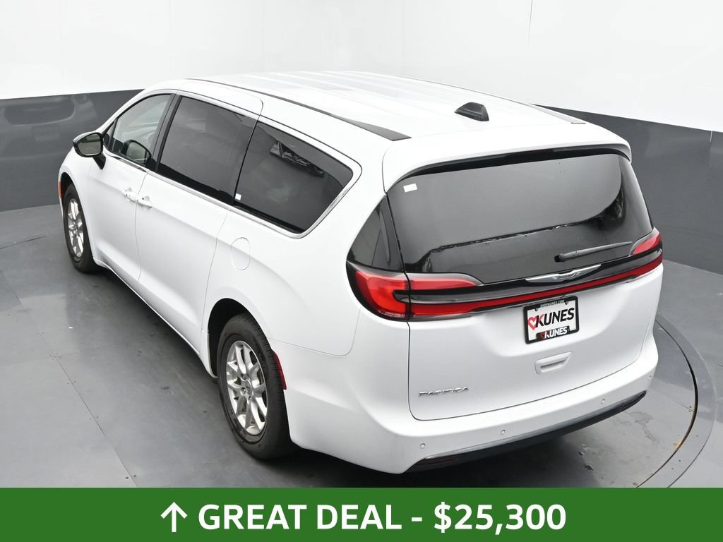 Used 2025 Chrysler Pacifica Select FWD image 41