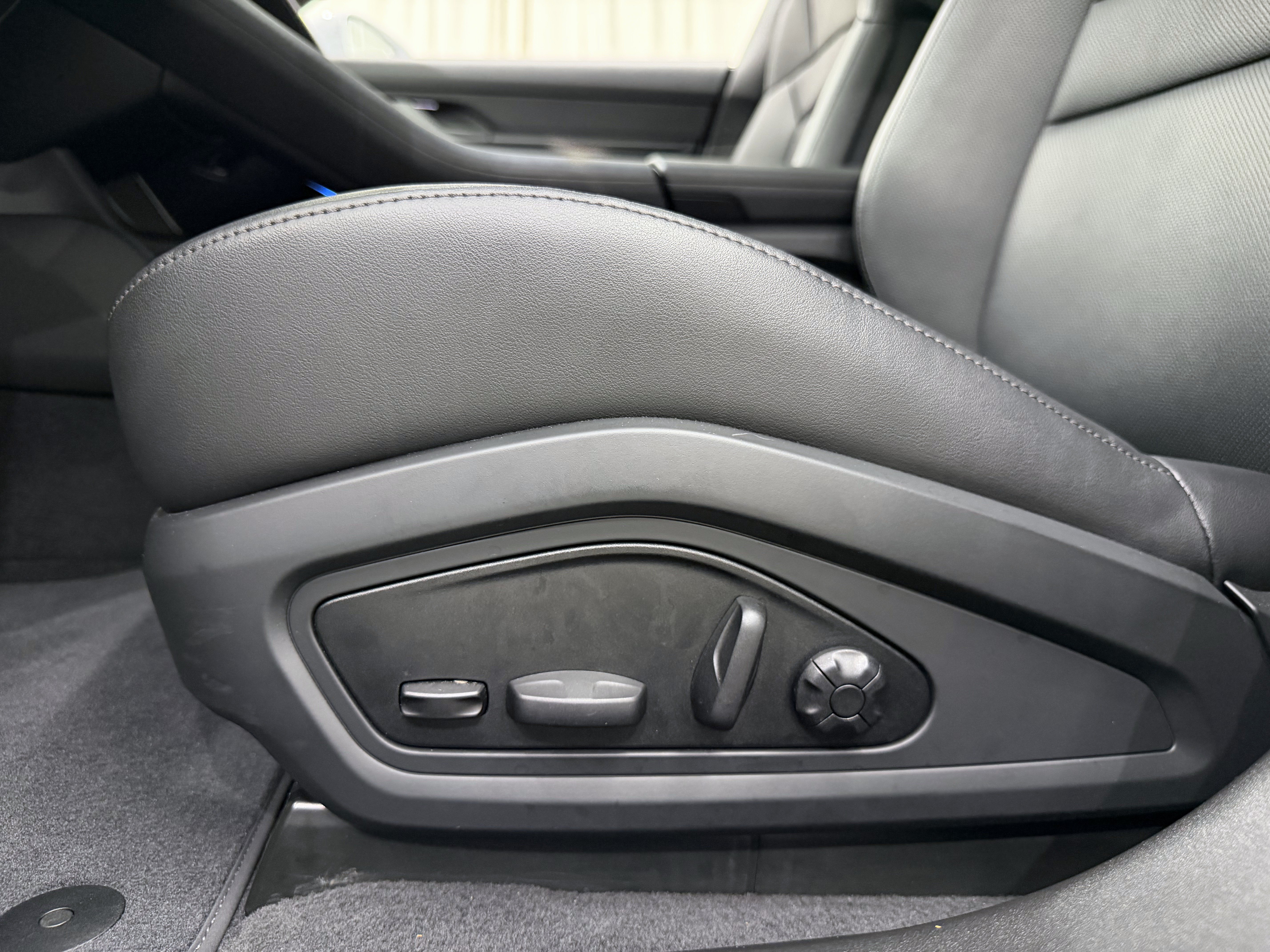 Certified 2025 Porsche Taycan RWD image 33