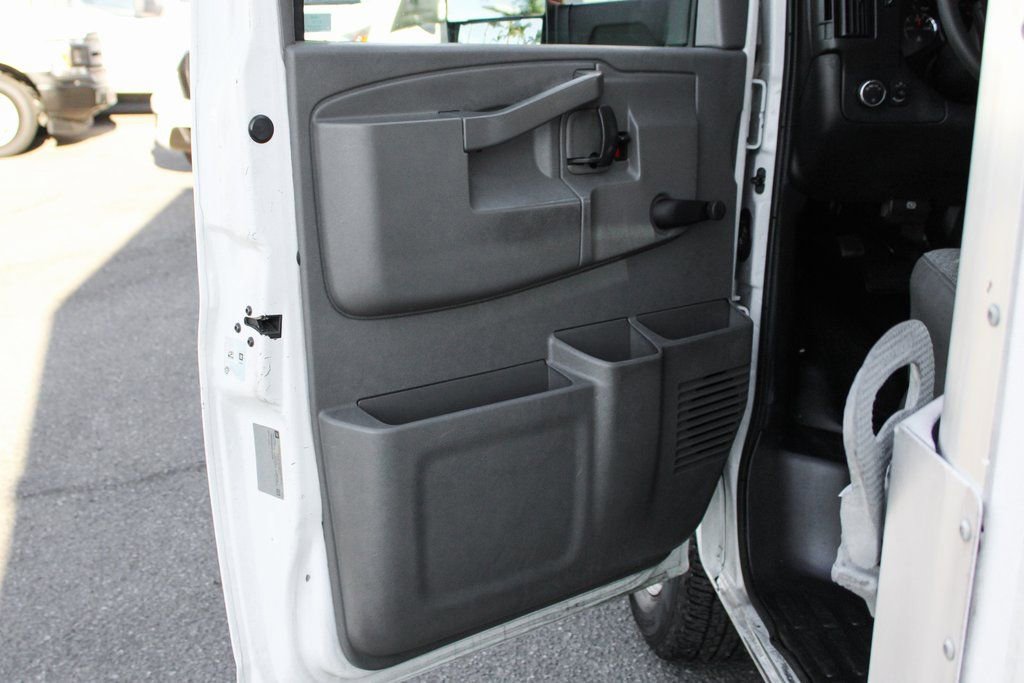 Used 2016 Chevrolet Express 4500 w/ Chrome Appearance Package RWD image 15