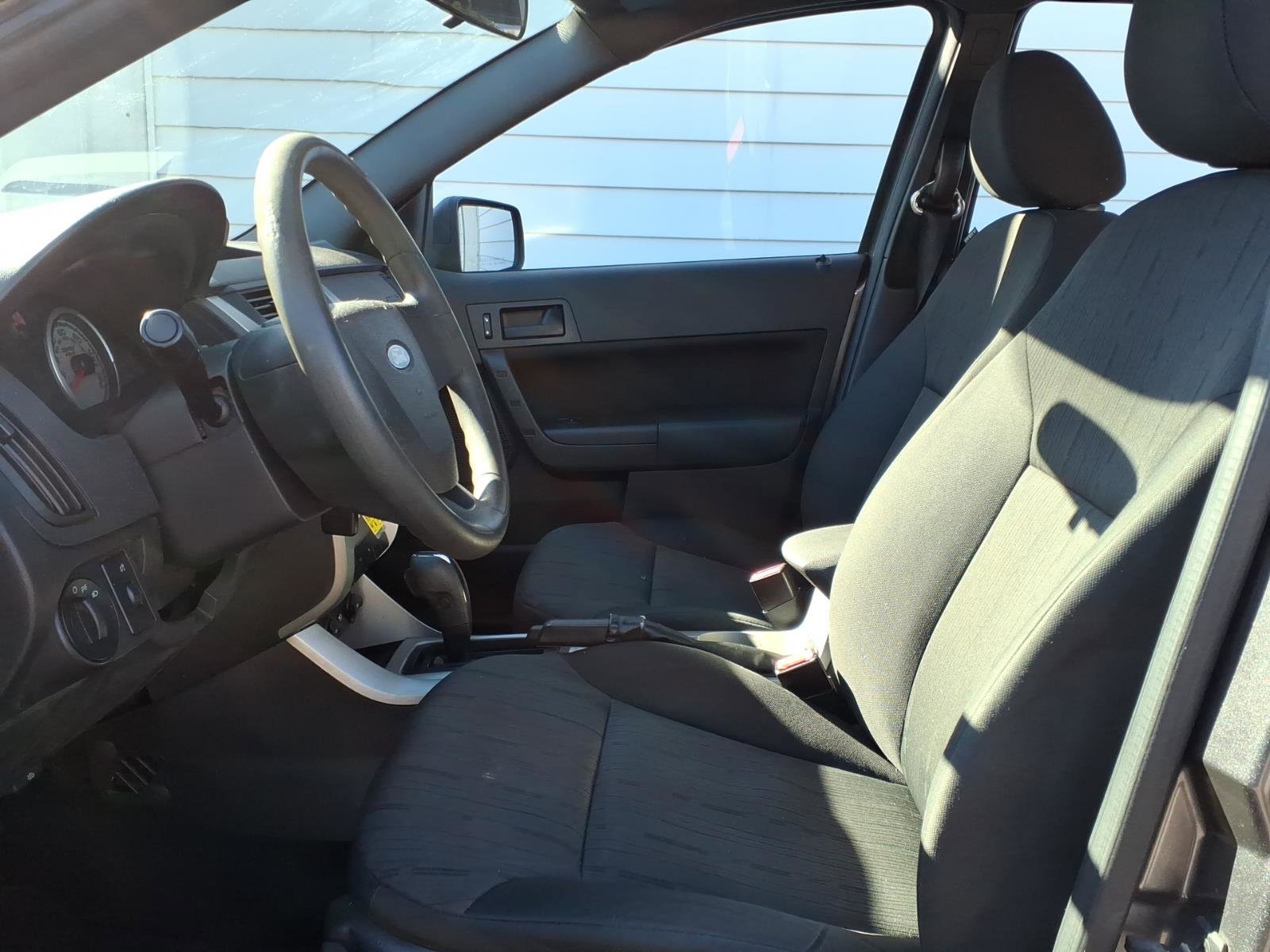 Used 2010 Ford Focus SE image 8