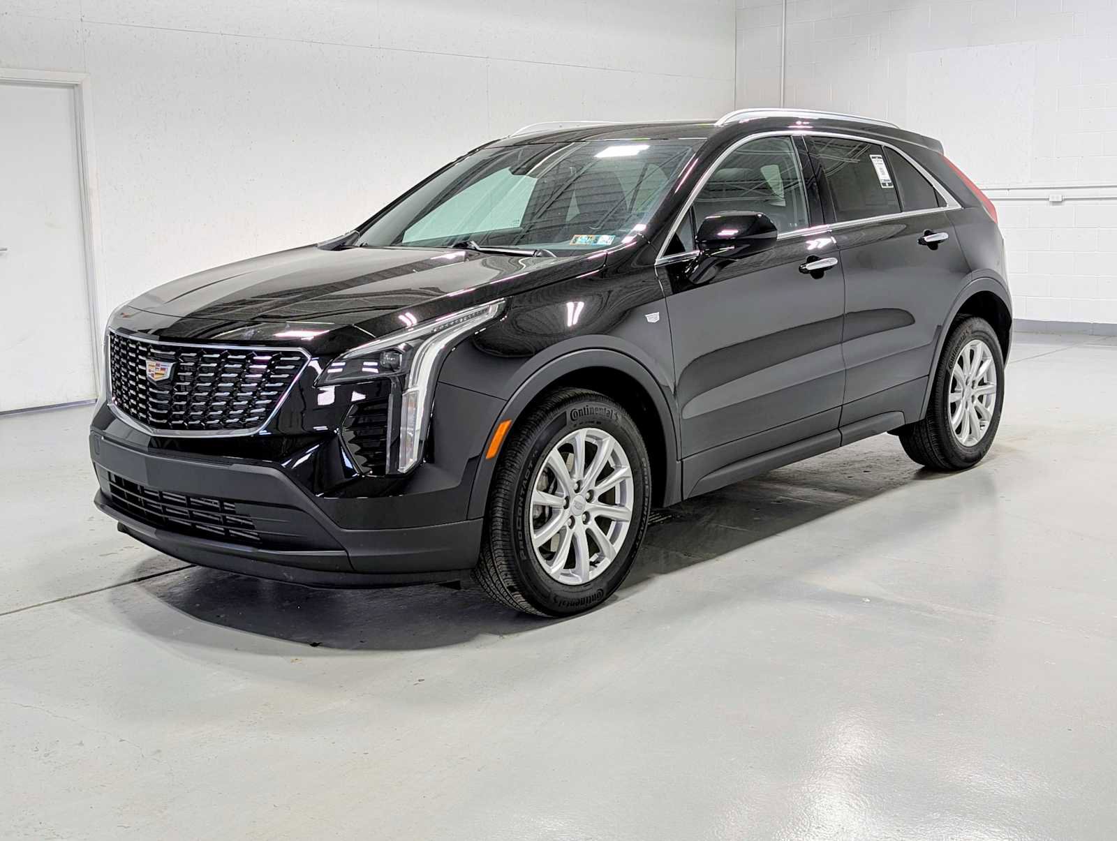 Used 2023 Cadillac XT4 Luxury w/ Cold Weather Package FWD image 1