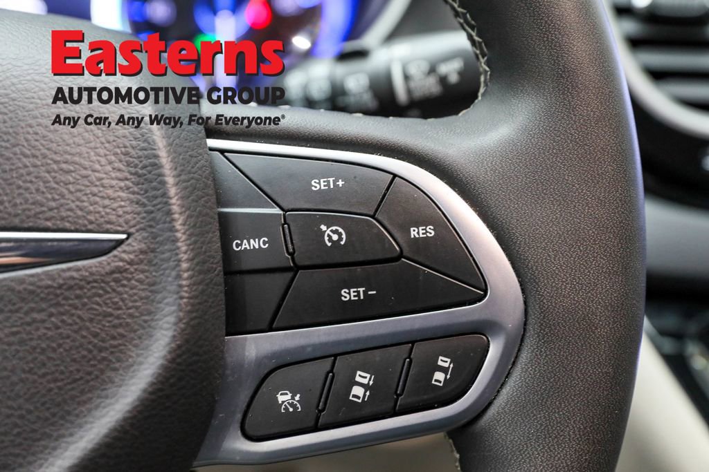 Used 2023 Chrysler Pacifica Touring-L image 15