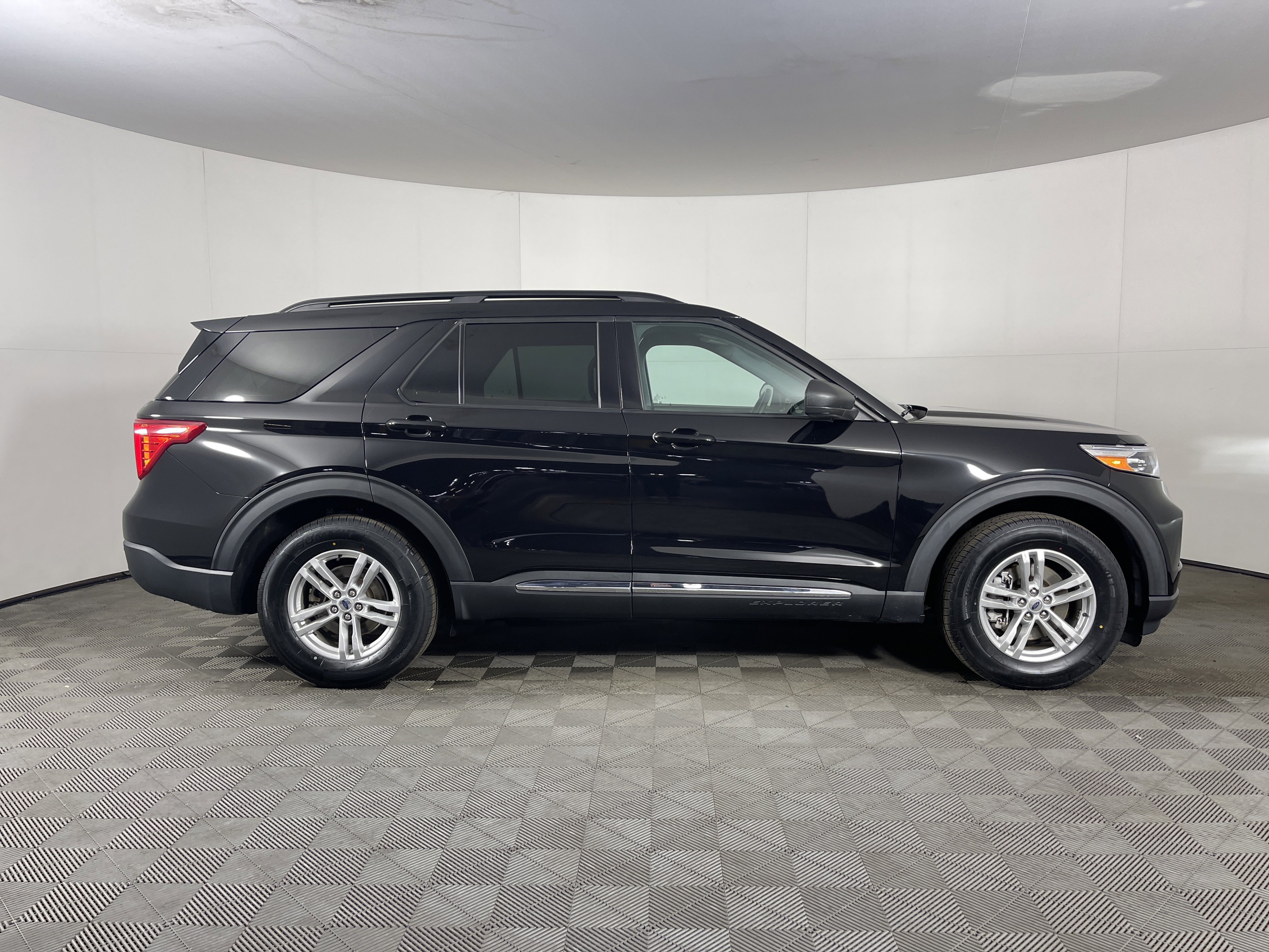 Used 2022 Ford Explorer XLT w/ Class IV Trailer Tow Package image 5