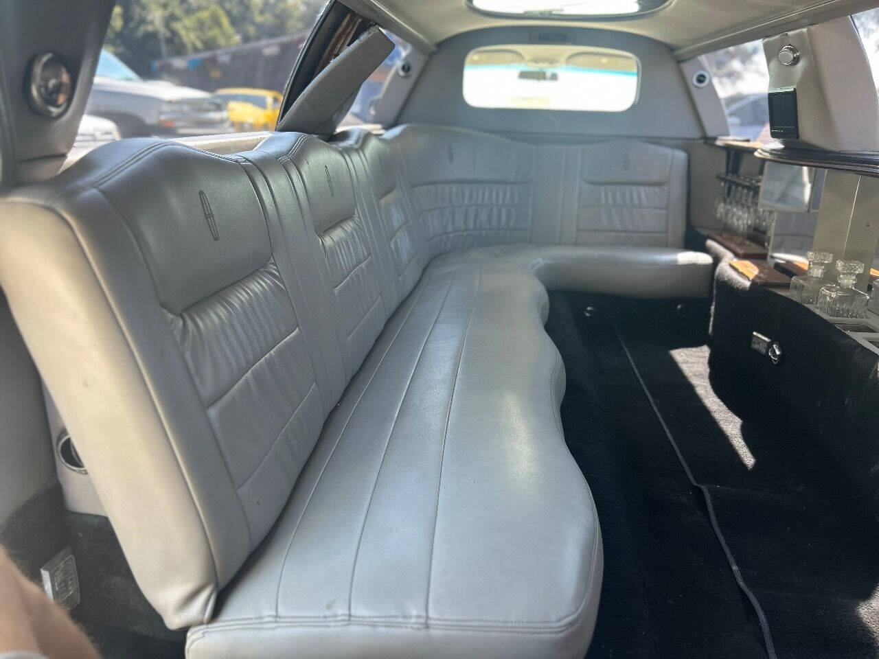 Used 1999 Lincoln Town Car Executive RWD image 16