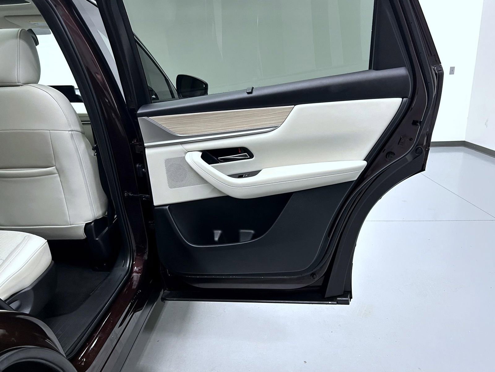 Certified 2024 MAZDA CX-90 Plug-In Hybrid w/ Premium Plus AWD/4WD image 17