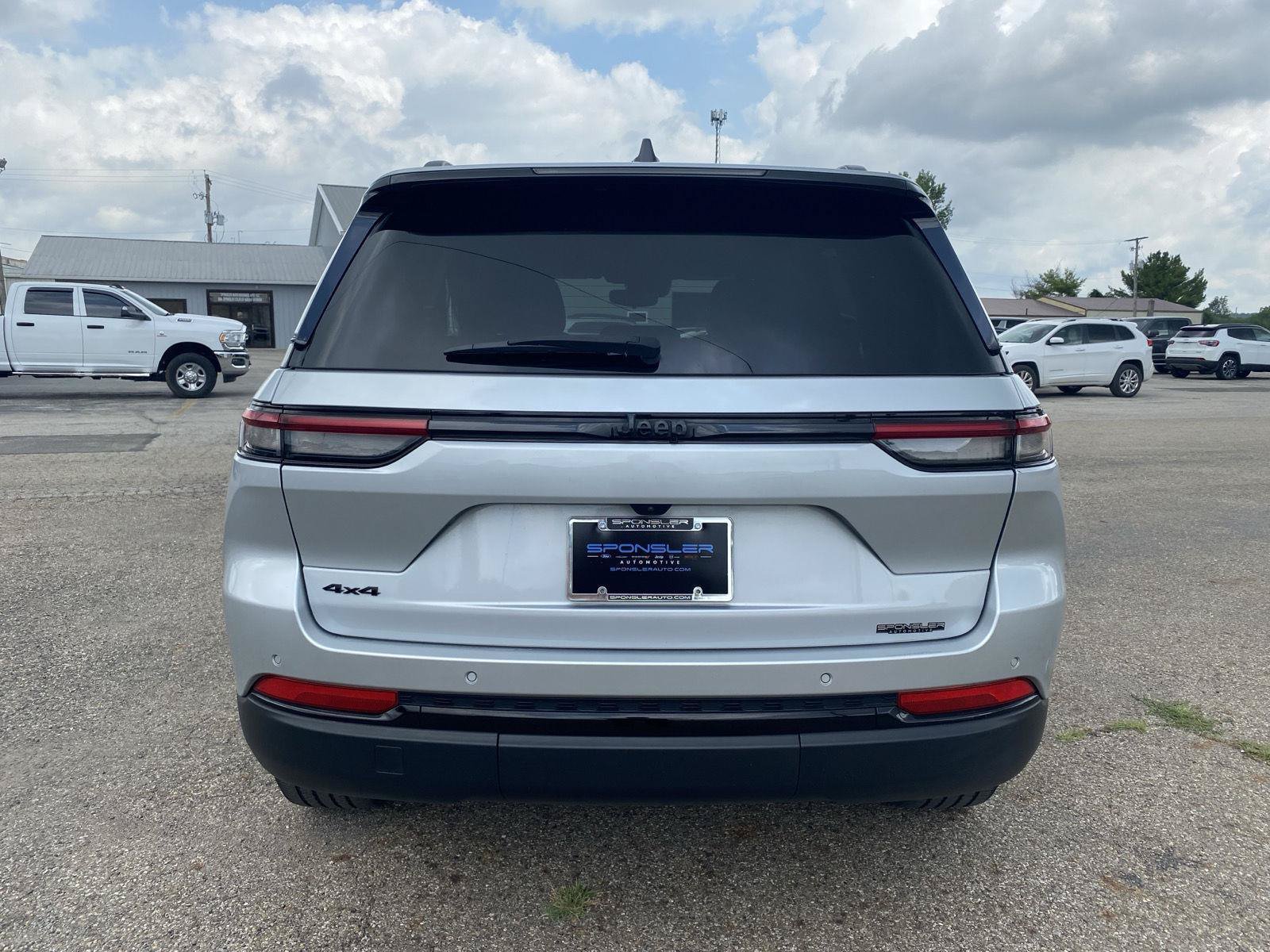 Used 2023 Jeep Grand Cherokee Altitude AWD/4WD image 4