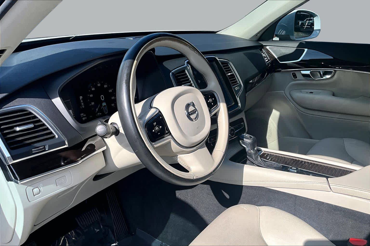 Used 2019 Volvo XC90 T5 Momentum w/ Protection Package FWD image 18