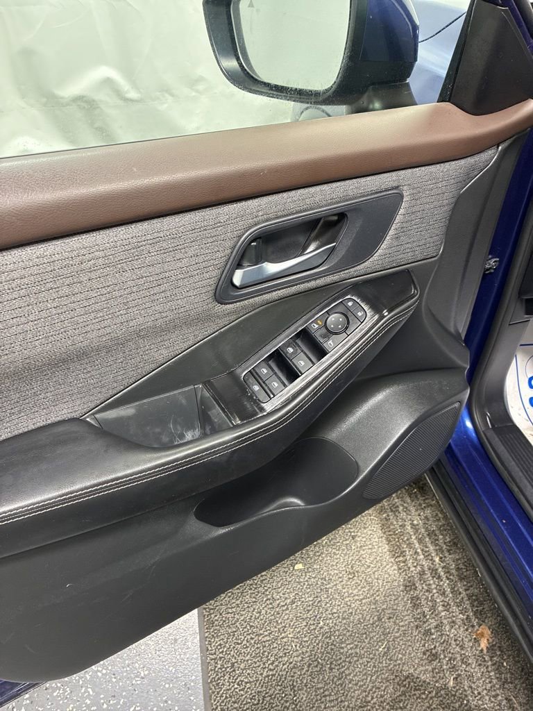 Used 2023 Nissan Rogue SV image 12