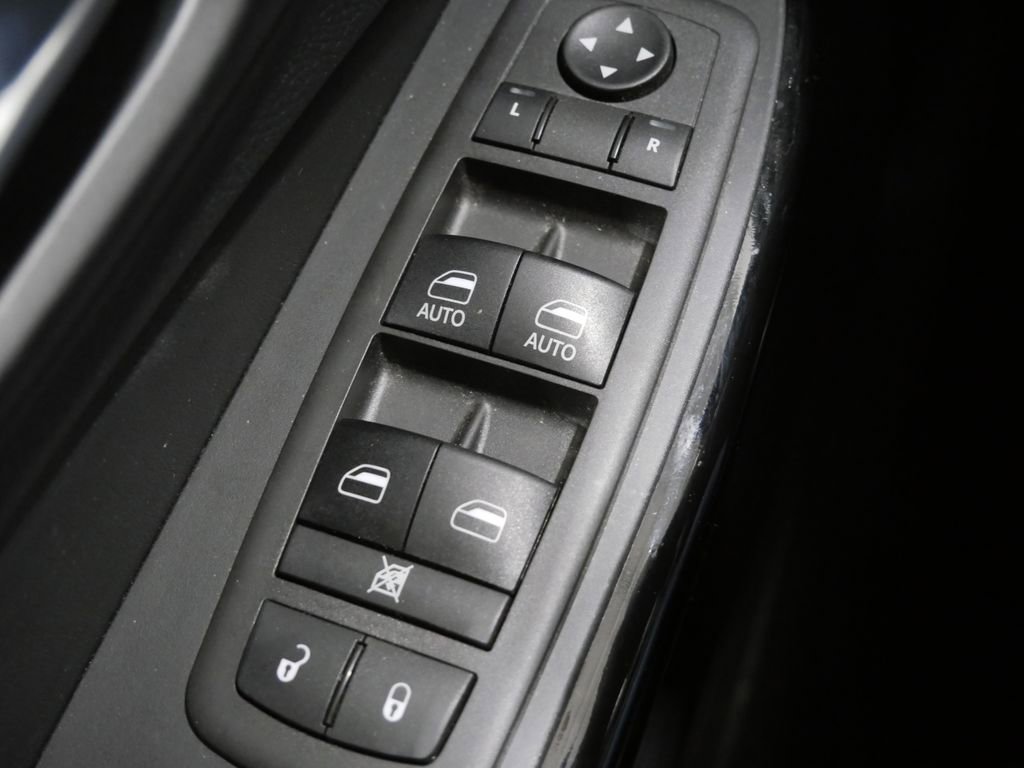 Used 2021 Jeep Cherokee Latitude Plus AWD/4WD image 13