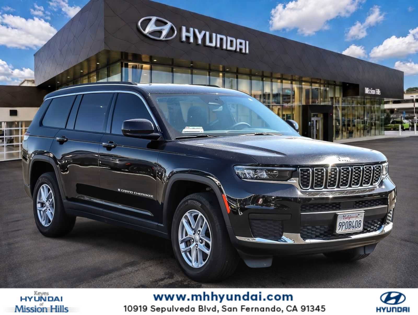 Used 2024 Jeep Grand Cherokee L Laredo RWD image 1