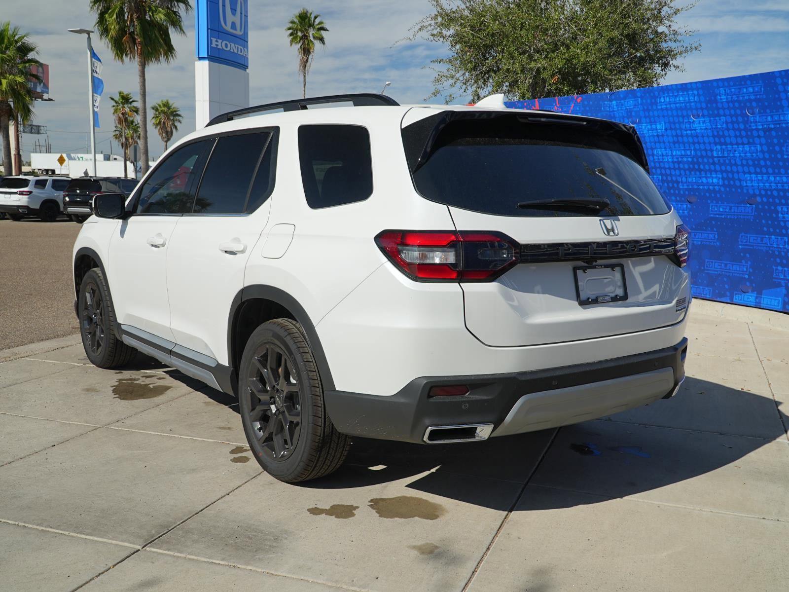 New 2025 Honda Pilot Touring image 9