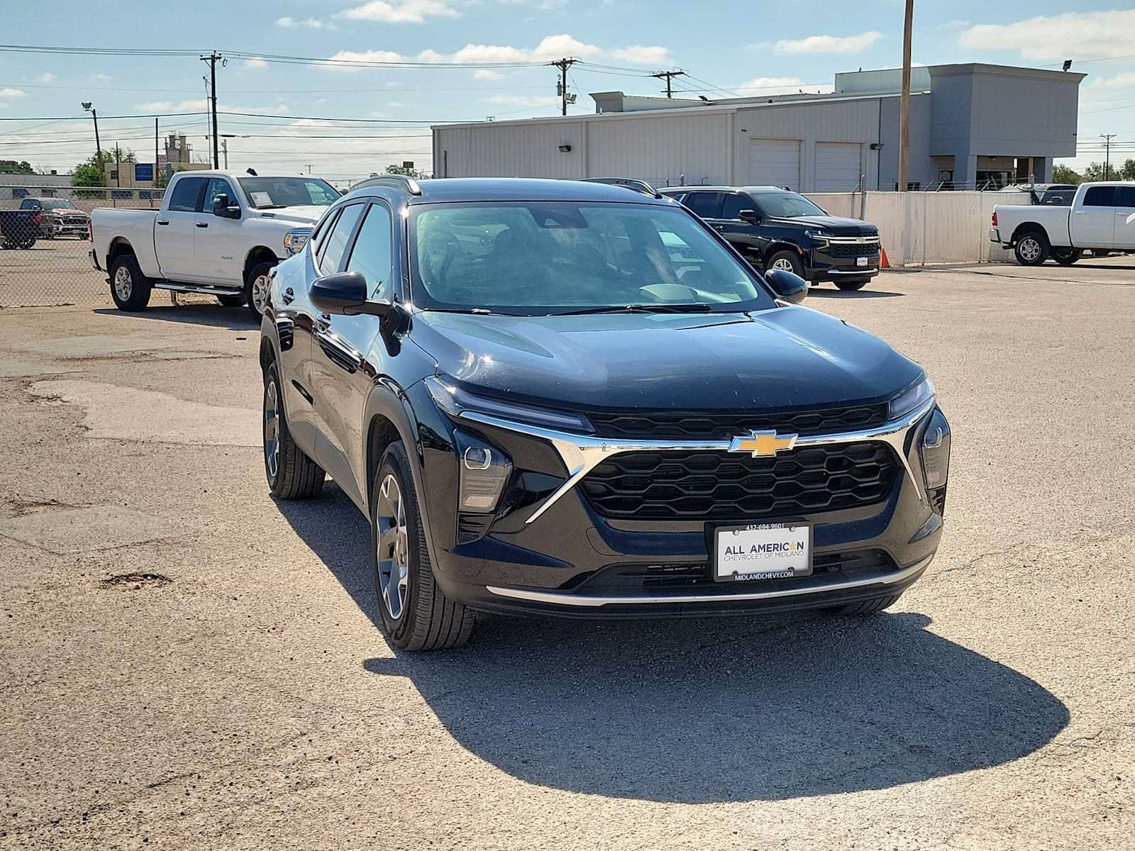Used 2025 Chevrolet Trax LT w/ LT Convenience Package FWD image 2