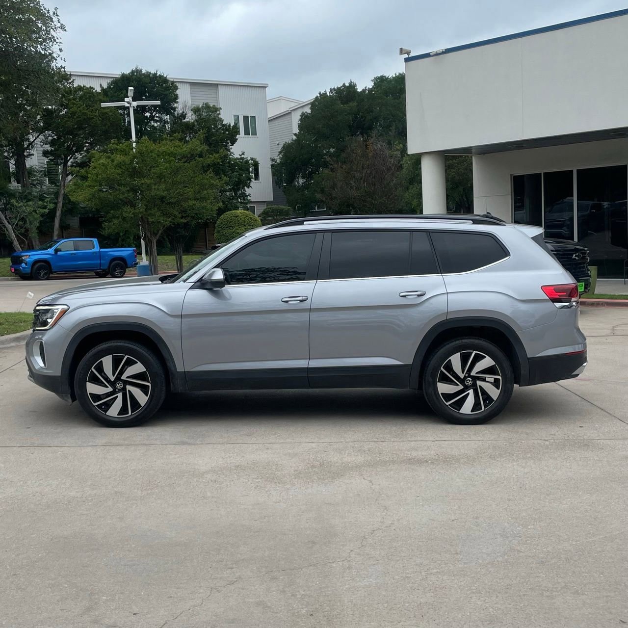 Used 2024 Volkswagen Atlas SE FWD image 3