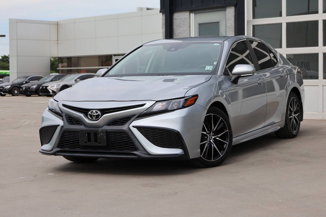 Used 2022 Toyota Camry SE AWD/4WD image 3
