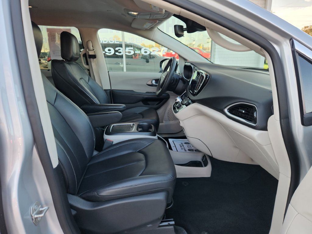 Used 2024 Chrysler Pacifica Touring-L FWD image 10