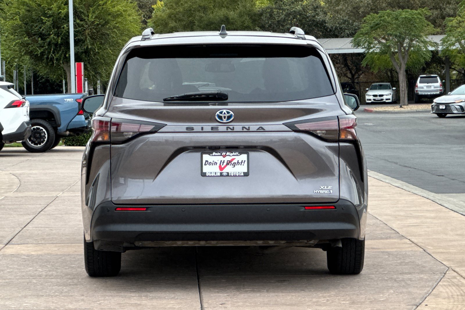 Certified 2024 Toyota Sienna XLE FWD image 6