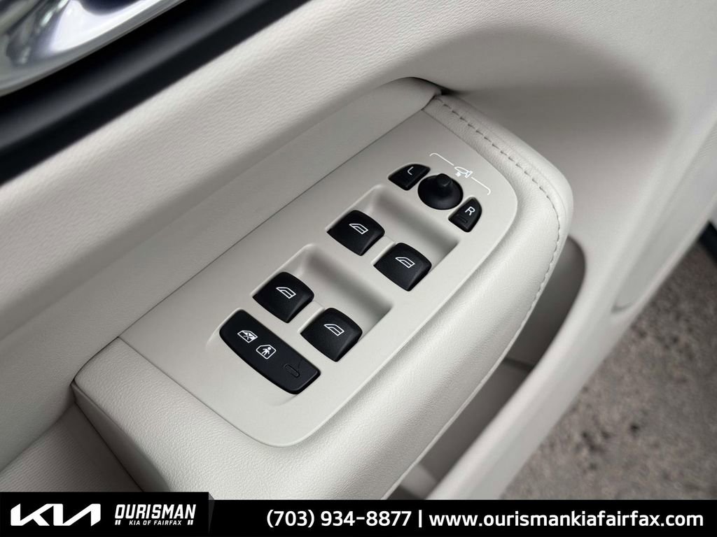 Used 2022 Volvo XC60 T8 Inscription w/ Advanced Package image 16