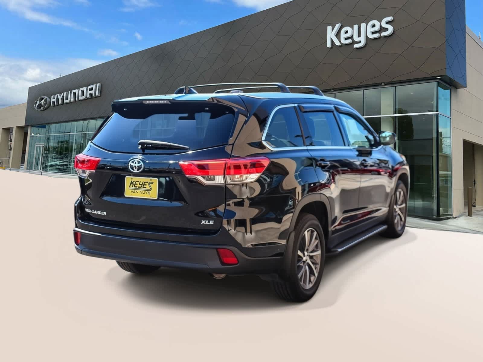 Used 2019 Toyota Highlander XLE FWD image 4
