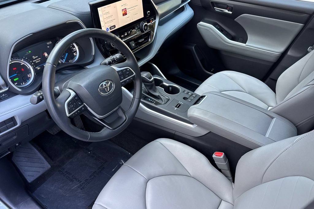 Certified 2025 Toyota Highlander XLE AWD/4WD image 9