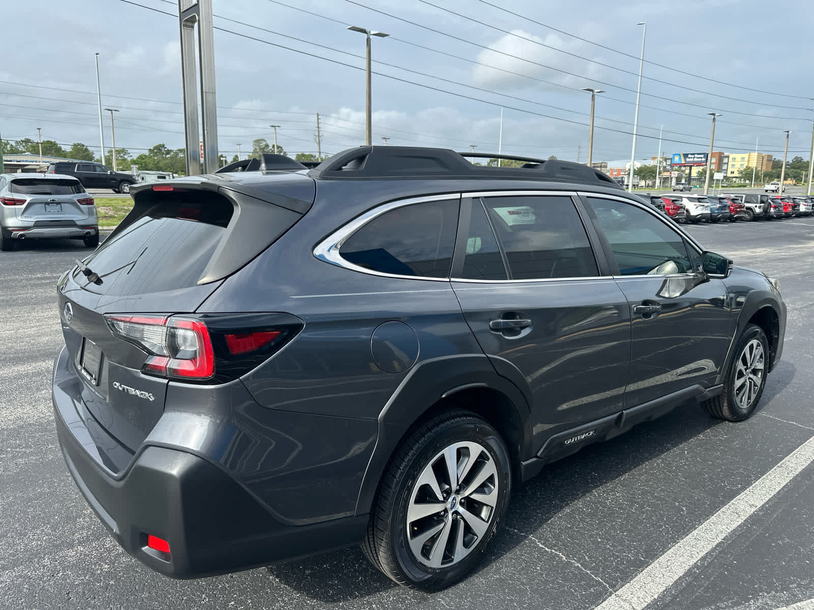 Used 2023 Subaru Outback Premium AWD/4WD image 5