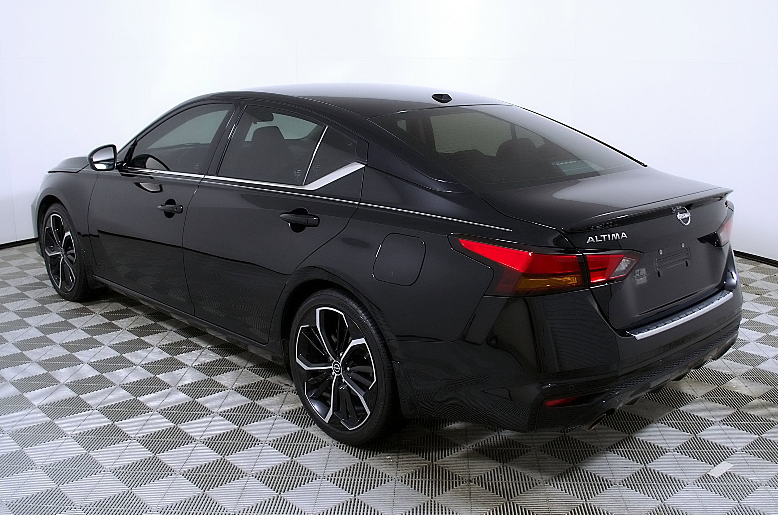 Used 2023 Nissan Altima 2.5 SR image 9