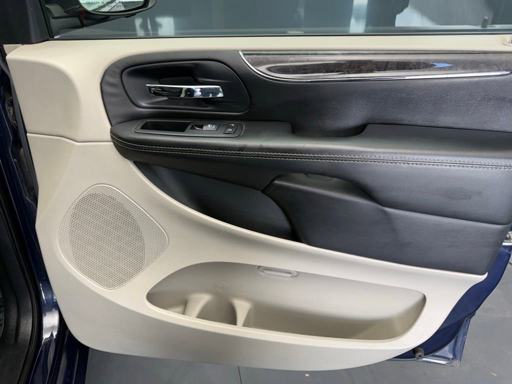 Used 2014 Chrysler Town & Country Touring image 47