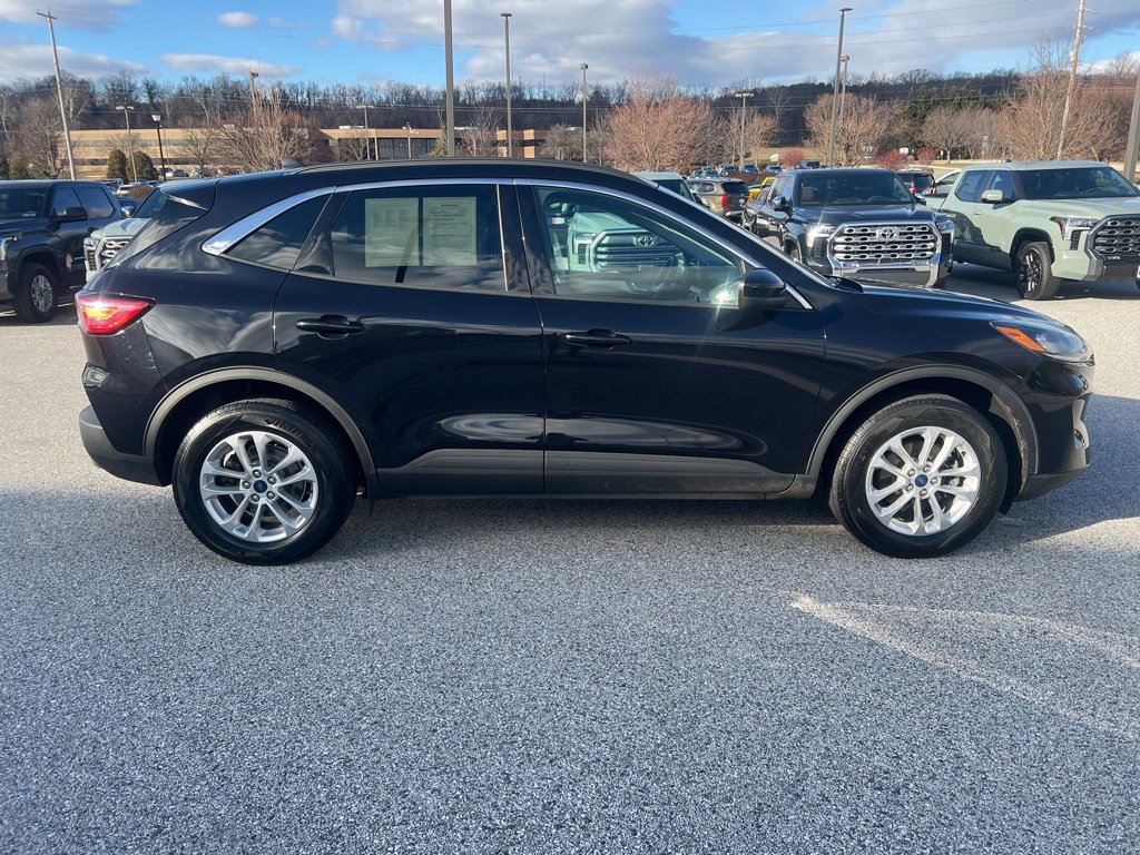 Used 2020 Ford Escape SE image 2