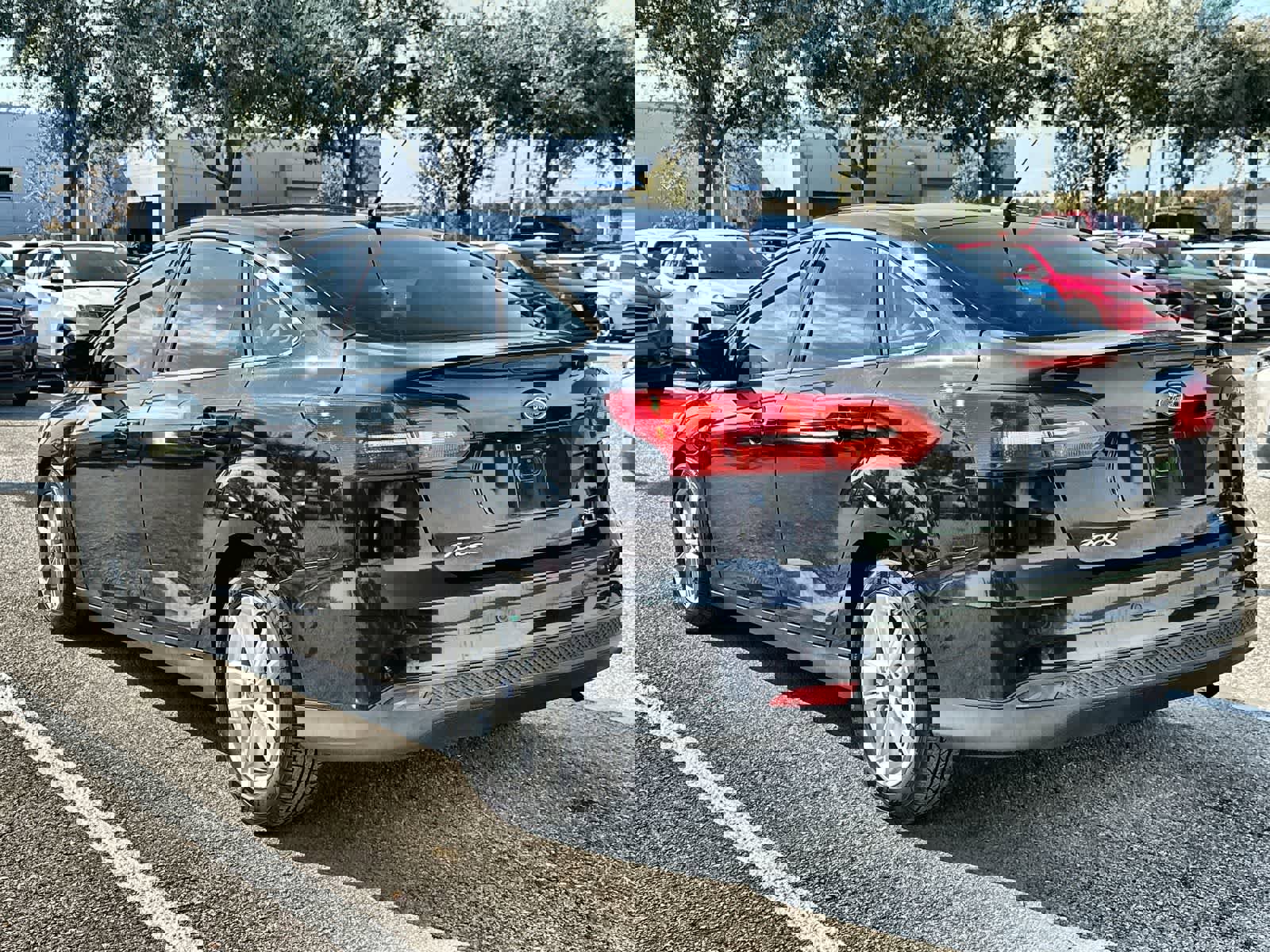 Used 2016 Ford Focus SE w/ SE Power Seat Package image 4