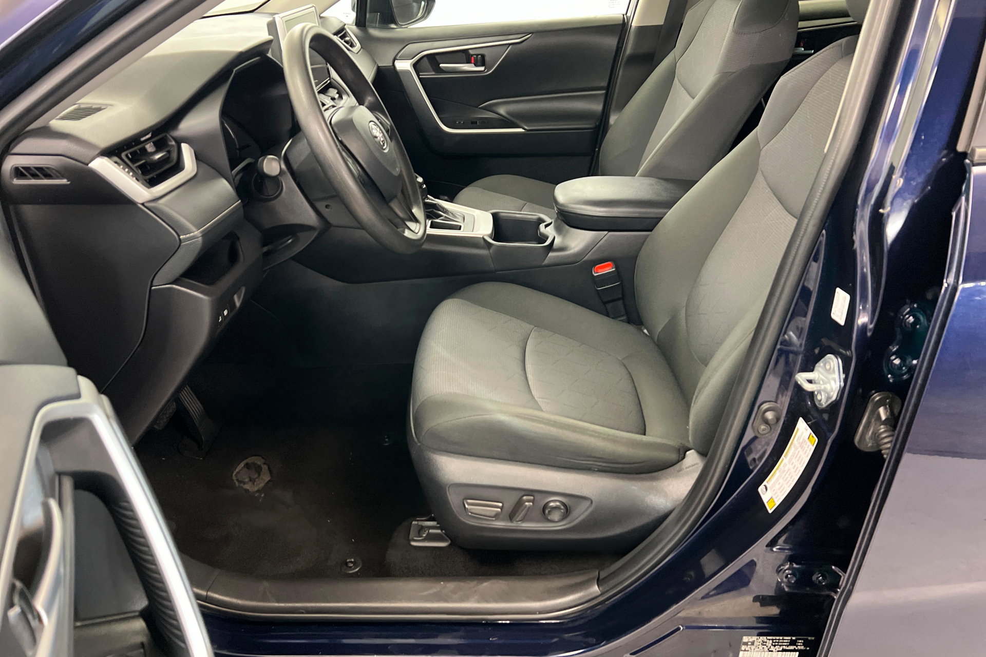 Used 2025 Toyota RAV4 XLE FWD image 18