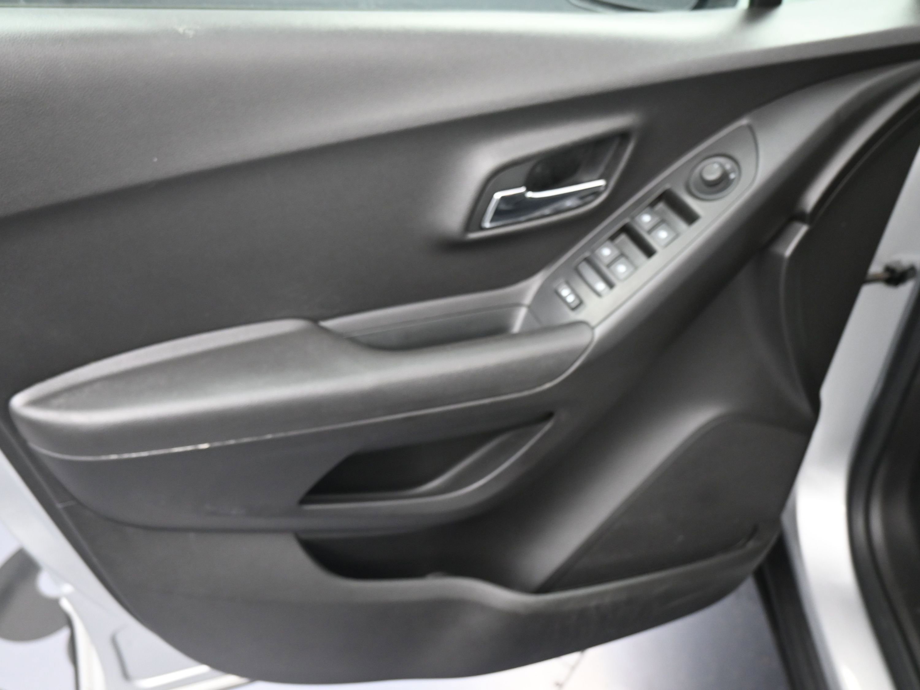 Used 2019 Chevrolet Trax LT w/ LT Convenience Package image 14