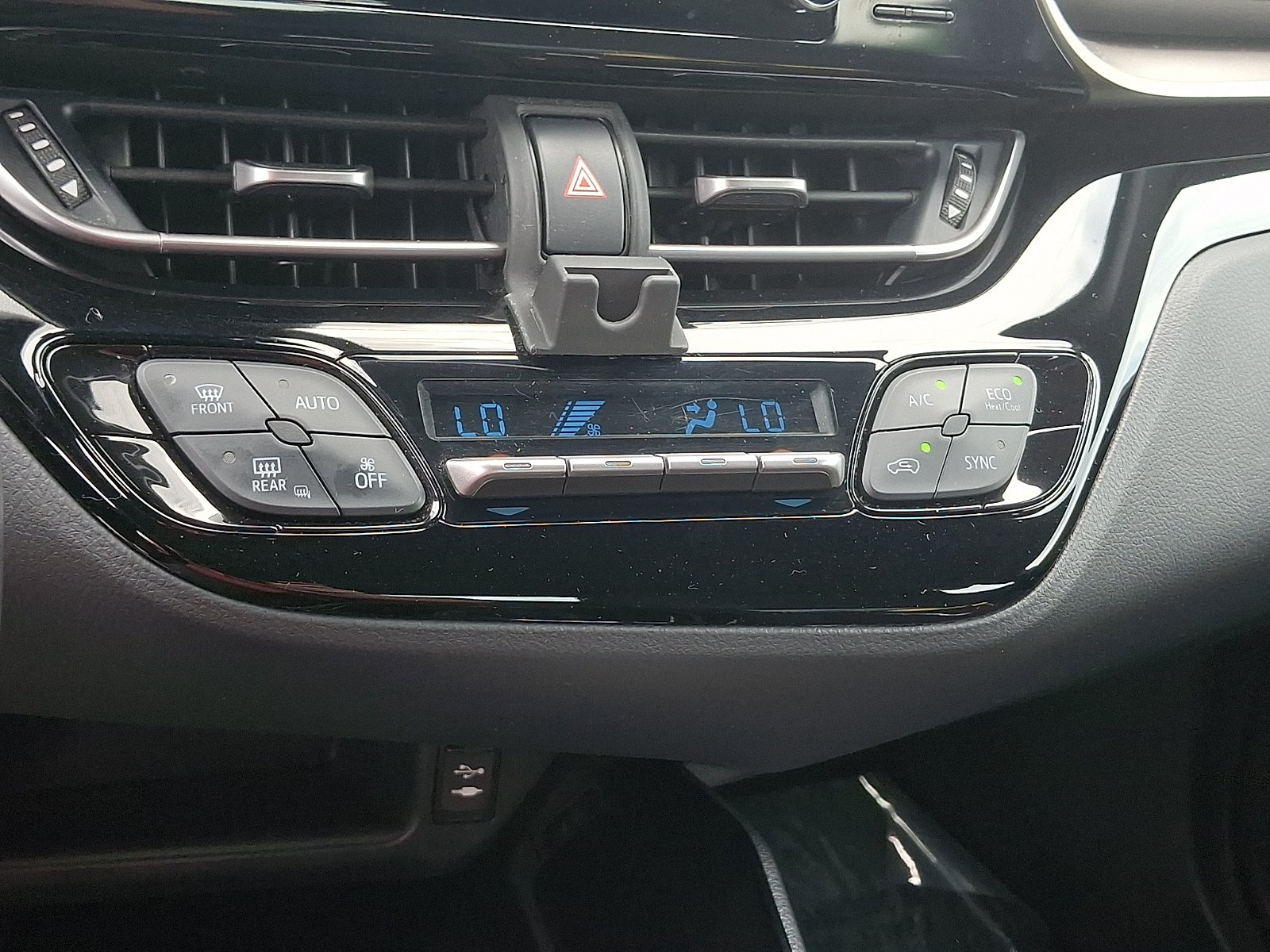 Used 2019 Toyota C-HR XLE FWD image 15