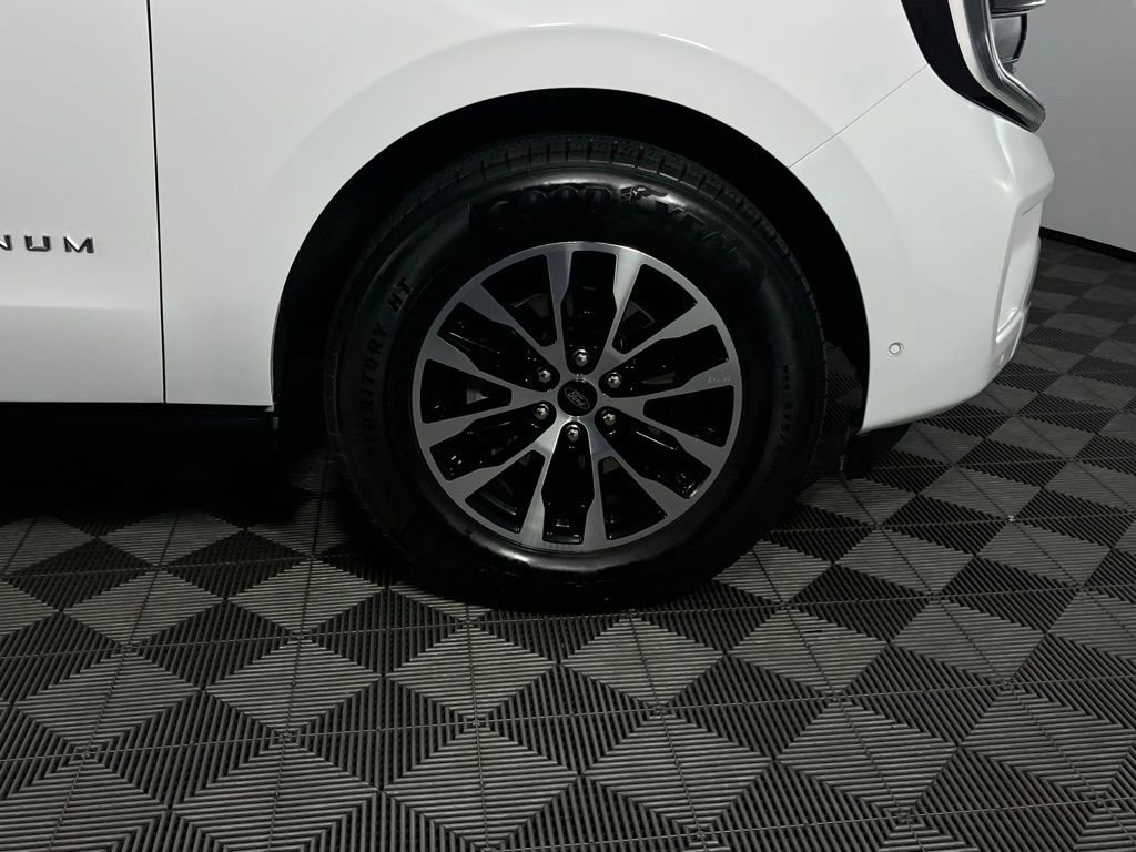 Used 2025 Ford Expedition Platinum image 11