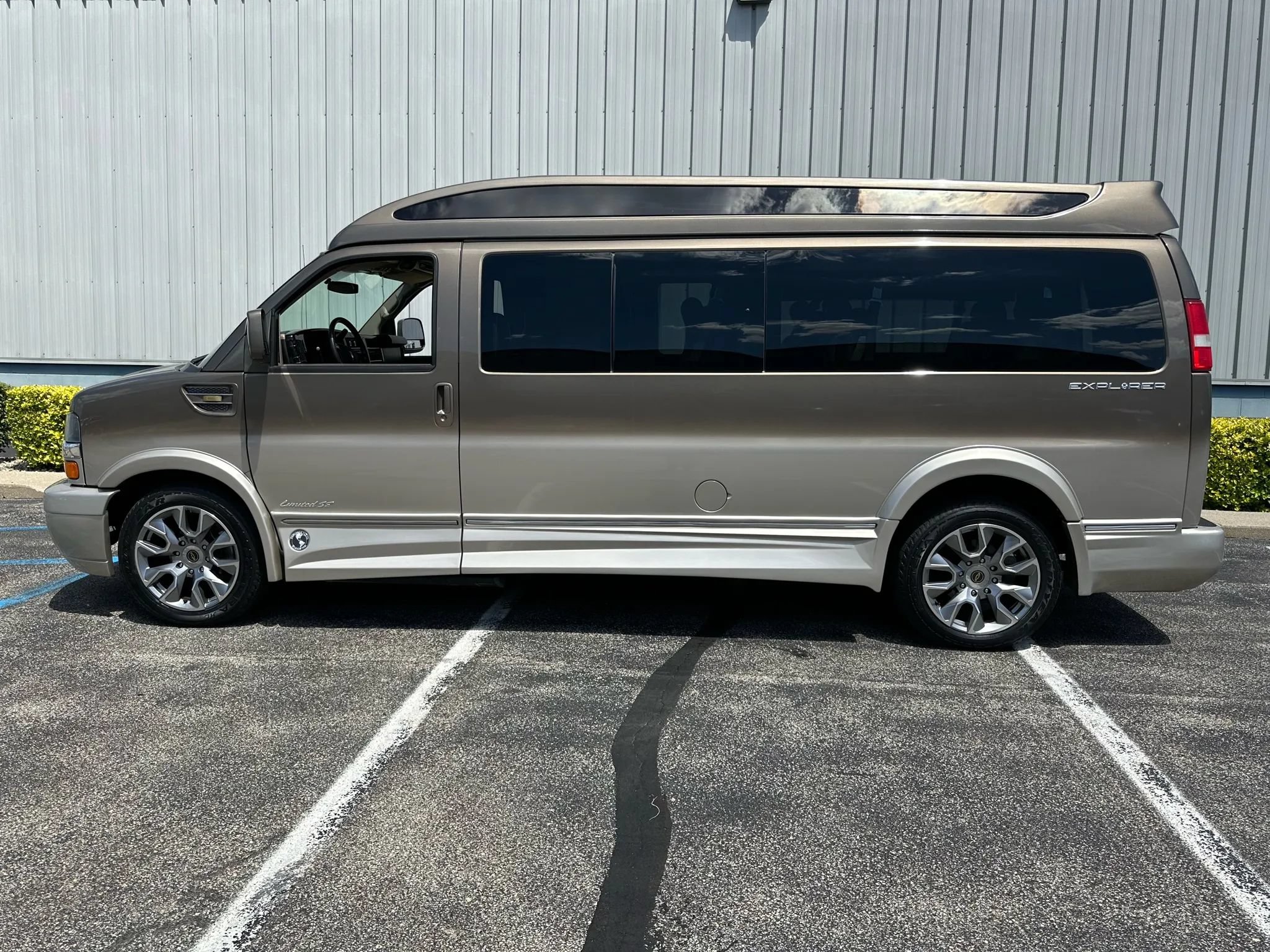 Used 2015 Chevrolet Express 2500 Extended RWD image 6