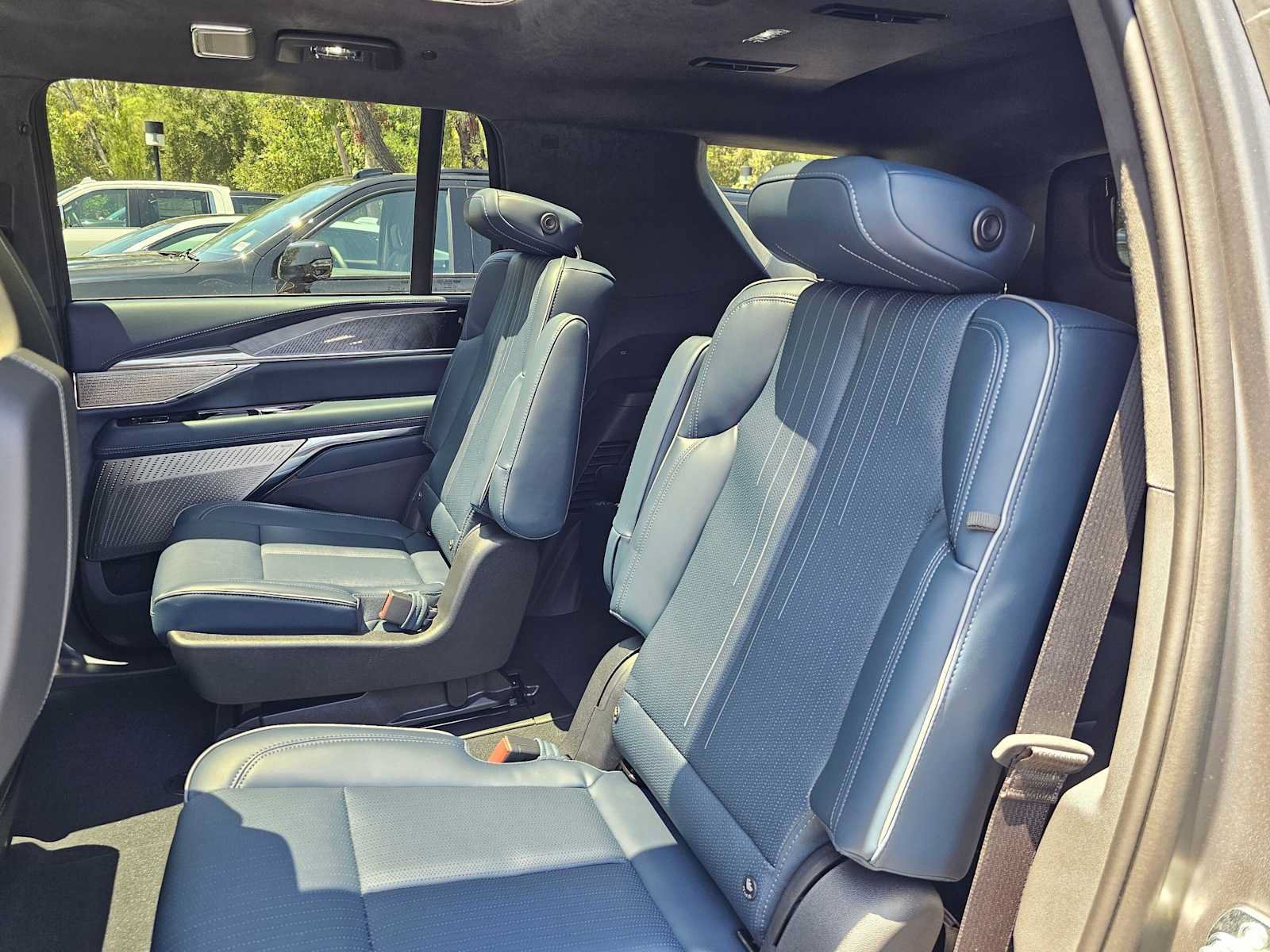 New 2026 Cadillac Escalade IQL Sport 2 w/ LPO, ONYX Package AWD/4WD image 21