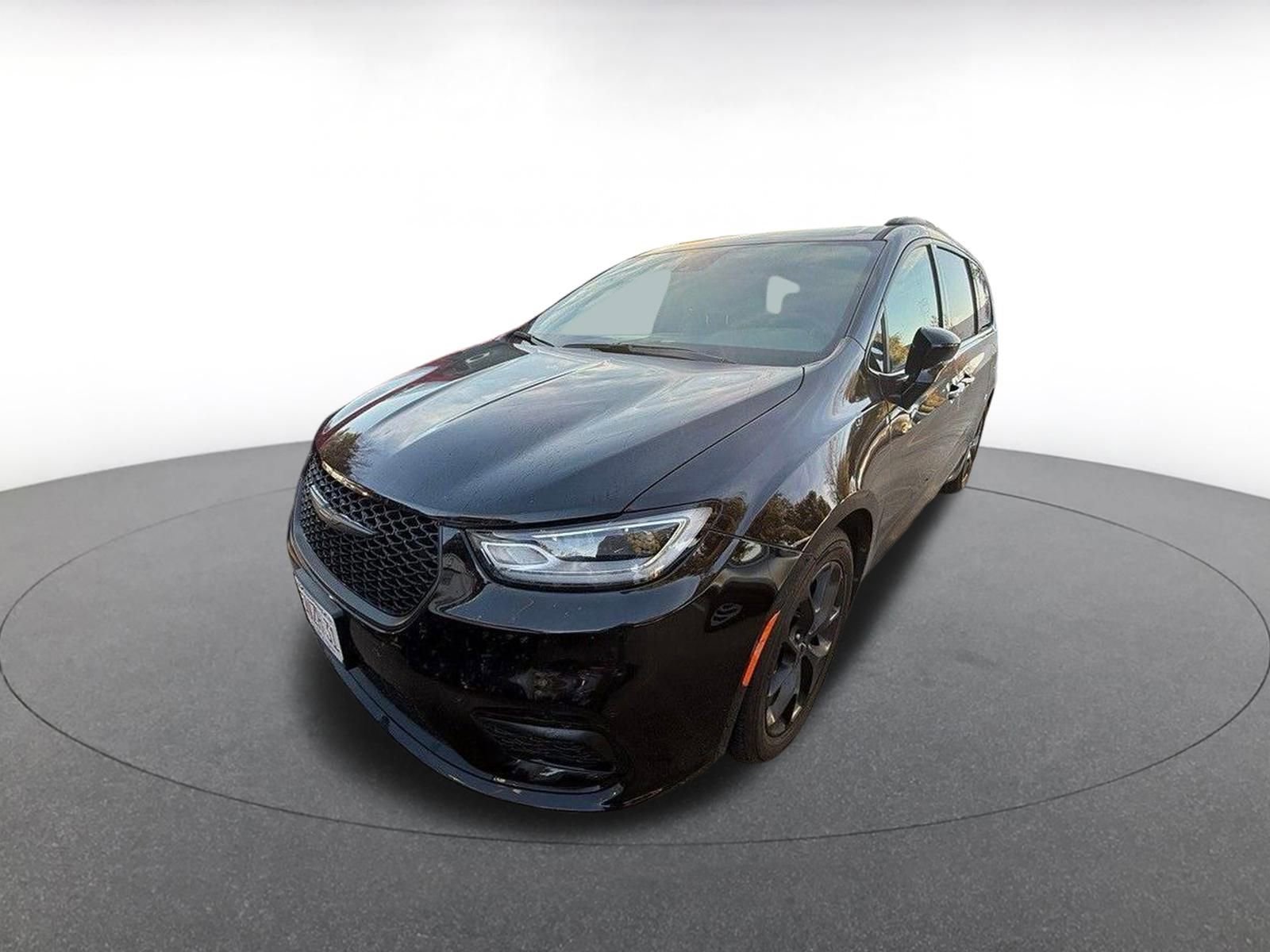 Used 2025 Chrysler Pacifica Limited image 3