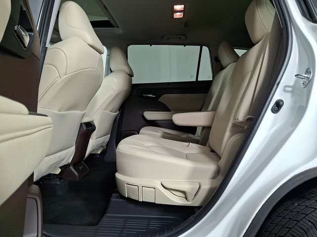 Used 2020 Toyota Highlander XLE AWD/4WD image 13