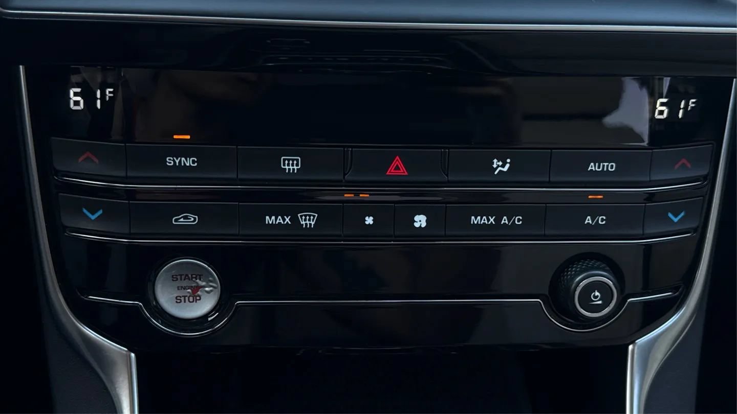 Used 2019 Jaguar XE Premium RWD image 33