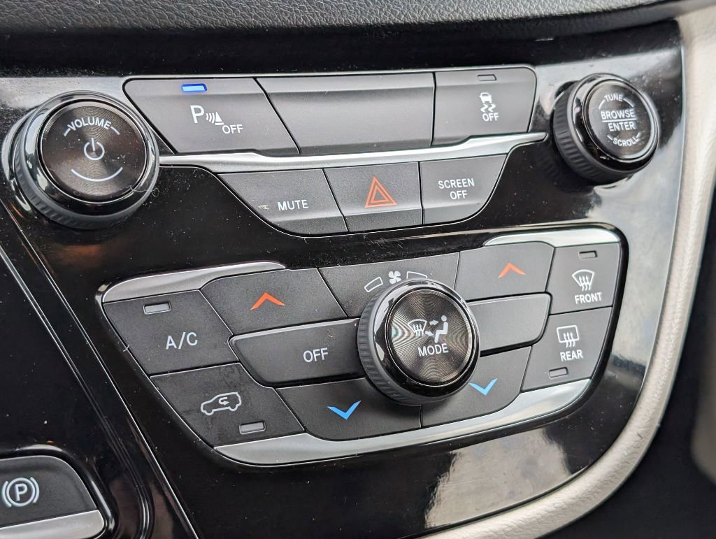 Used 2018 Chrysler Pacifica L image 18