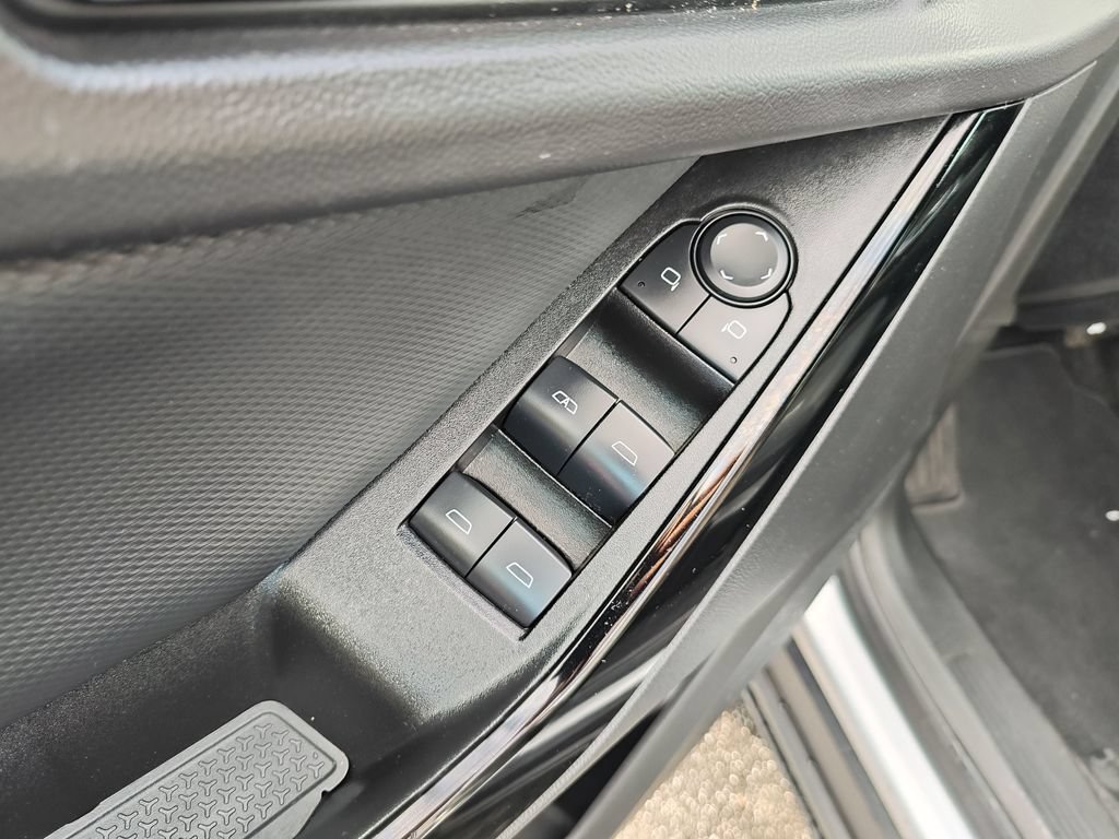 Used 2025 Chevrolet Equinox LT w/ Safety and Technology Package FWD image 11