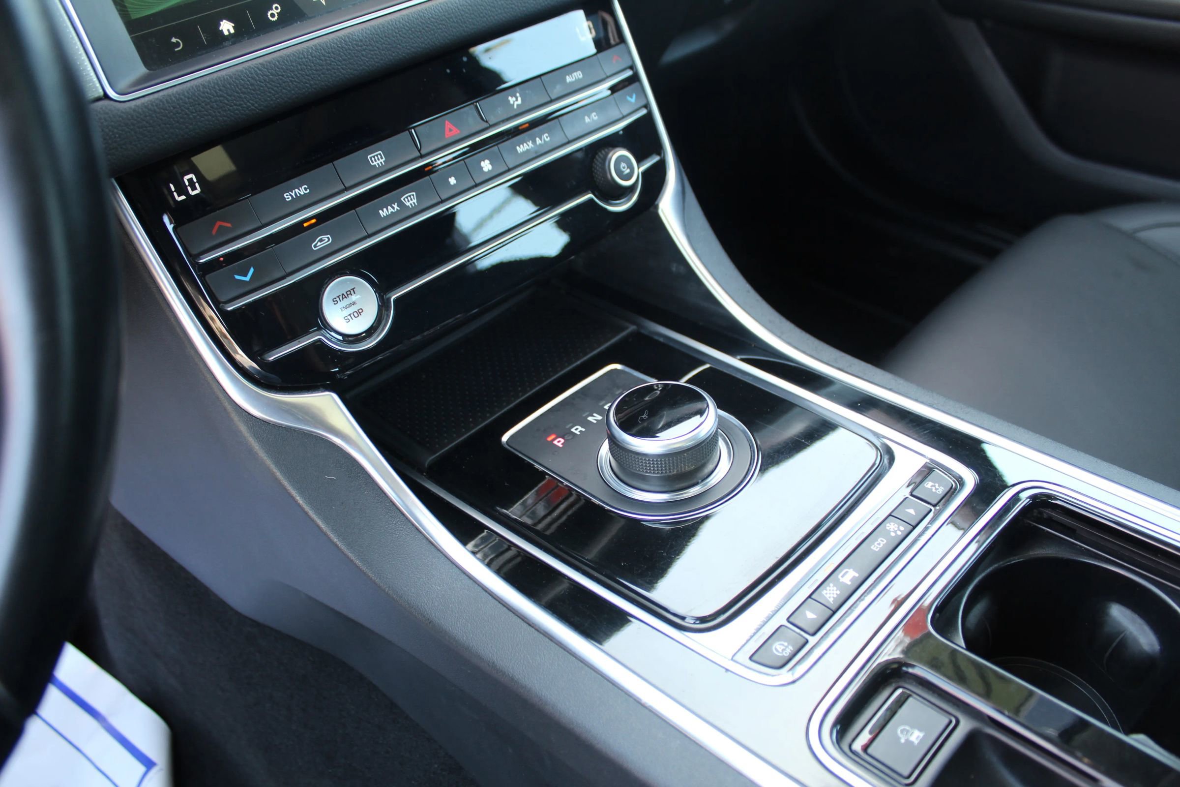 Used 2020 Jaguar XF Premium image 14