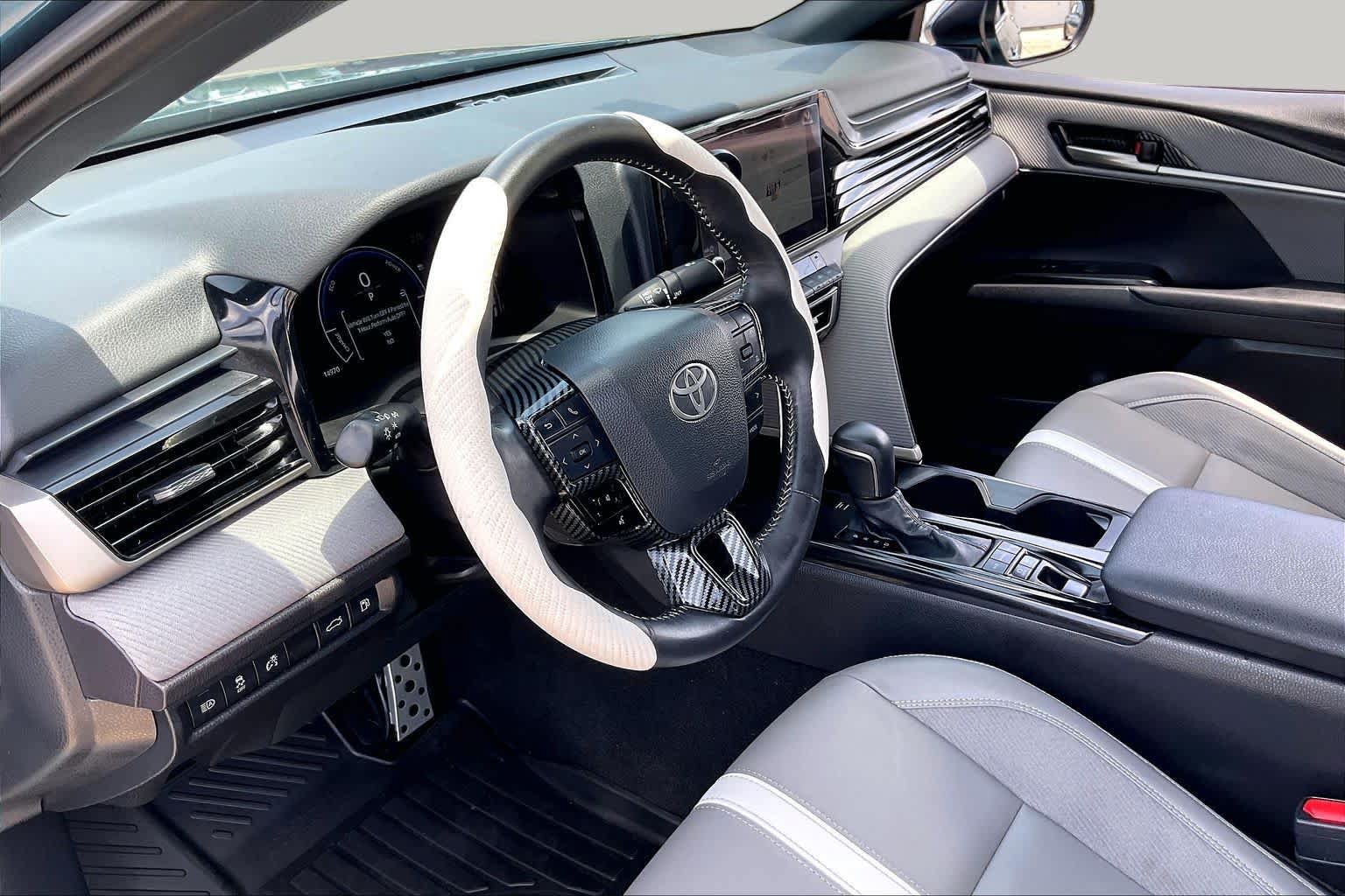 Used 2025 Toyota Camry SE FWD image 13